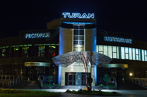 Ресторан «Туран» в Гродно. Вид снаружи. Лето, ночь.