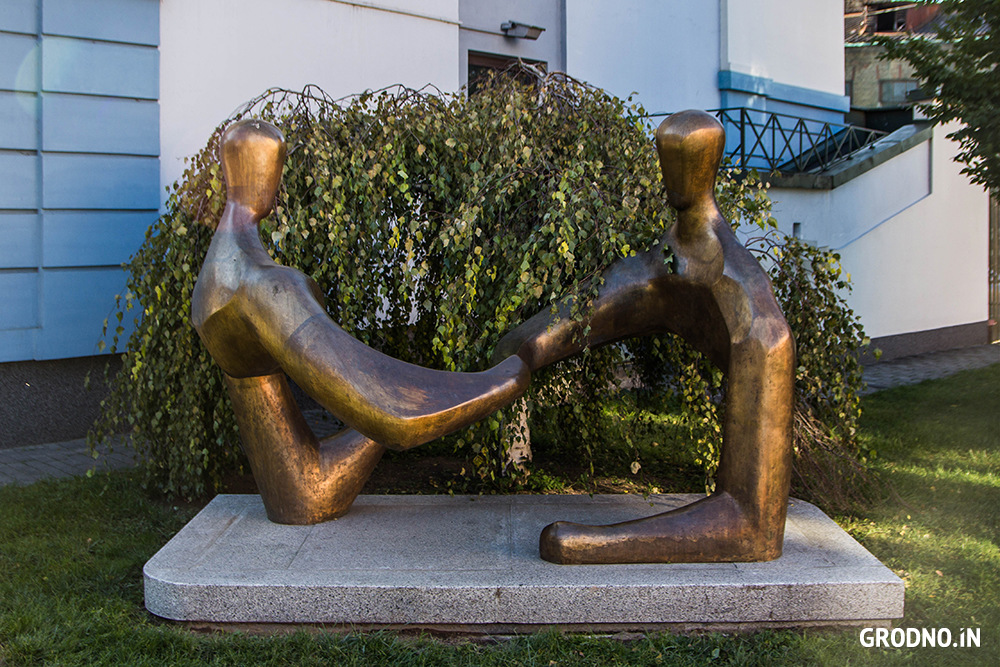 Скульптура «Диалог» в Гродно