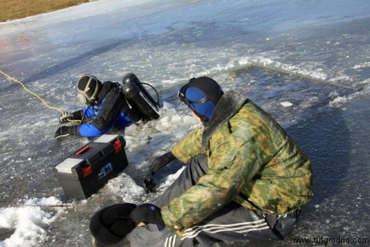 Гродненские спасатели тренировались доставать рыбаков из-под льда