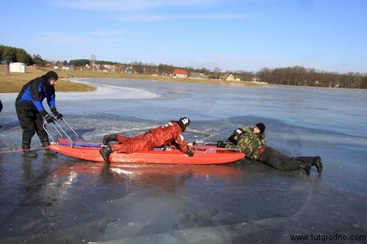 Гродненские спасатели тренировались доставать рыбаков из-под льда