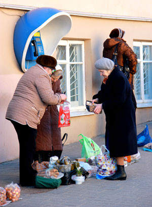 Бабушки торгуют на улице в Гродно