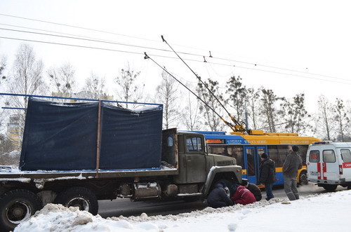 В Гродно девушка догоняла троллейбус, а ее догнал грузовик