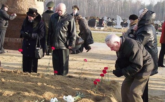 Гродно, 2011 год. Перезахоронение узников шталага на кладбище Аульс. Фото: газета Во славу Родины