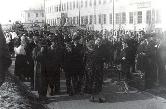 1949 год, Гродно. Первомайская демонстрация на Советской площади. Справа - тонкосуконный комбинат. Фото Н.Васильевой (источник: old.grodno.net).