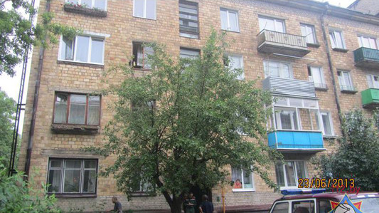 В Гродно на Гагарина сорвалась бетонная цветочница