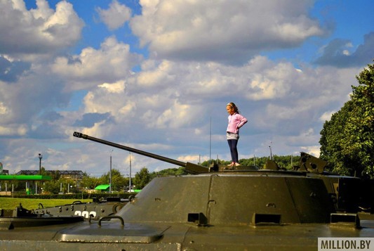 Дети изучают военную технику в Гродно