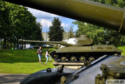 Гродненцы и туристы изучают военную технику на Кургане Славы в Гродно