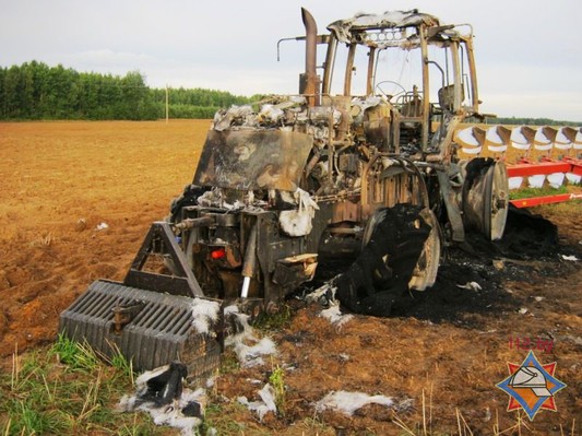 В поле сгорел трактор