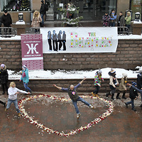 Слабослышащие дети передали послание The Beatles на лепестках роз
