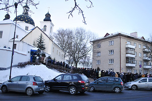 Гродненский женский монастырь стал местом паломничества нескольки сотен горожан