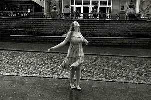 «Танцующая под дождем» (из серии «Горожанки»)