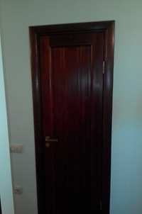 Двери из массива ольхи «ДГ Версаль» , цвет махагон (производитель «ОКА», г. Жлобин). Ручка «Леон» (цвет кофе «Ренц"»).