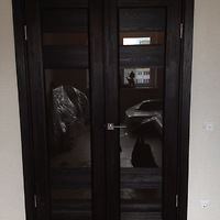 Дверь из массива сосны Виларио, модель Леон (структурированный венге)