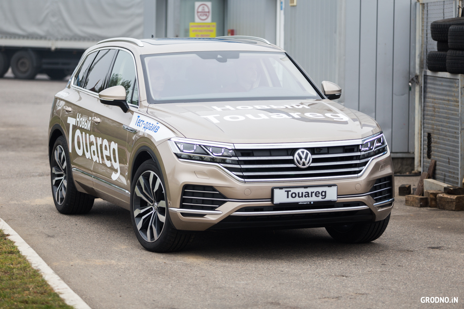 Туарег сравнение. Фольксваген Туарег и Тигуан. Volkswagen Tiguan и Touareg. Volkswagen Touareg Тигуан. Wolfenstein Tiguan Touareg.