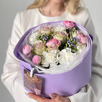 Букет «Ласковый» из диантусов, кустовой пионовидной розы, розы Кения и незабудки в многослойной упаковке из бумаги тишью и фоамирана. Цена — 69 руб.