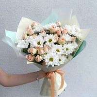 Букет «Ей точно понравится» из кустовых ромашковидных хризантем Бакарди и кустовых роз в упаковке. Стоимость — 97,50 руб.