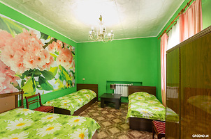 Зеленая спальня. Три кровати.