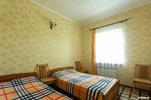 Желтая спальня с двумя полуторными кроватями